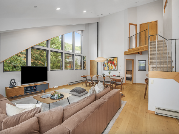 Luxury Vail Village 4 Bedroom Vacation Condo - Walk to Lifts